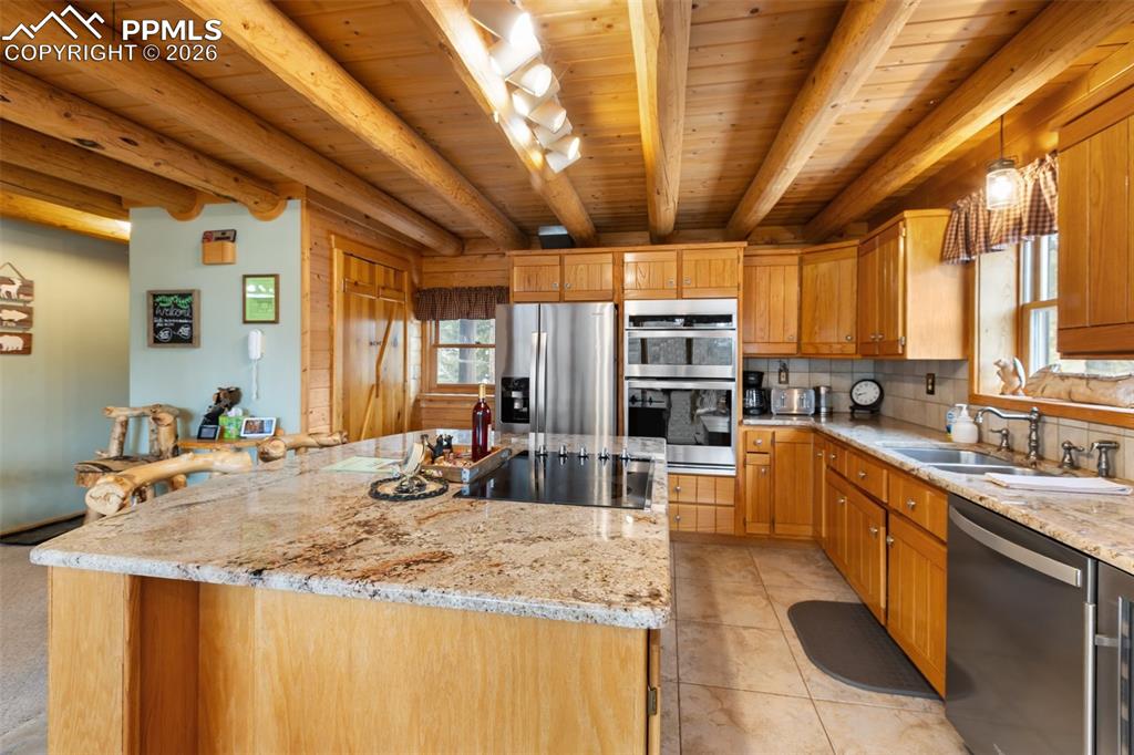 Image 6 of 50: Kitchen