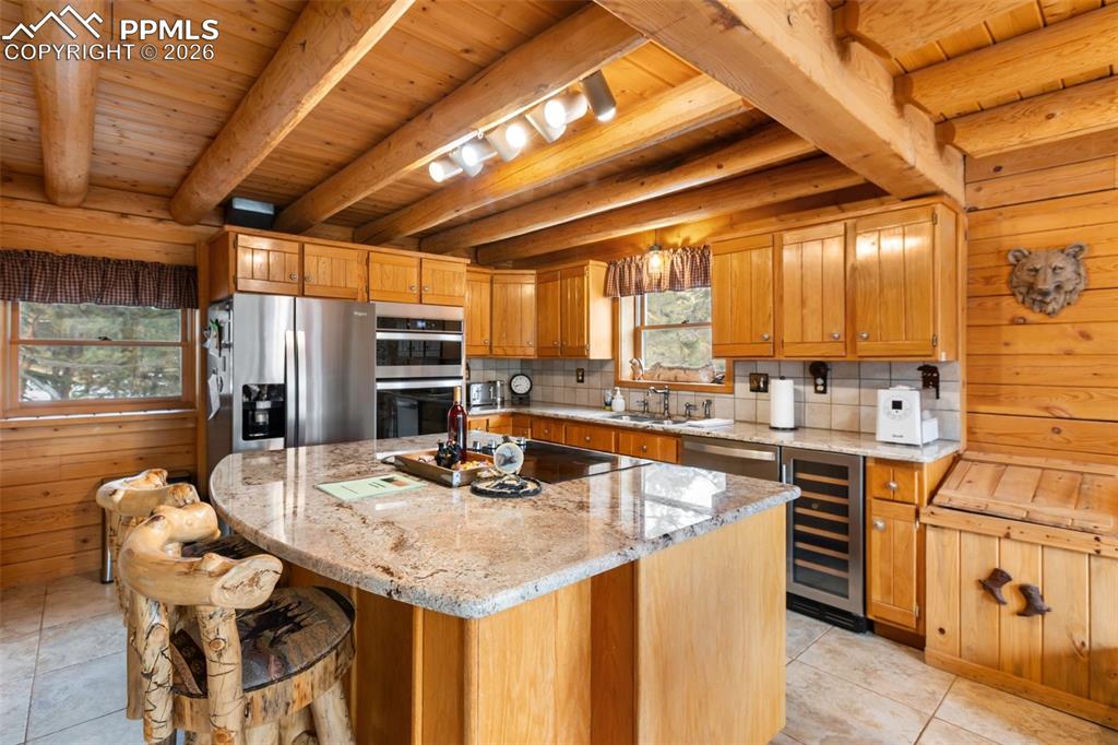 Image 7 of 50: Kitchen