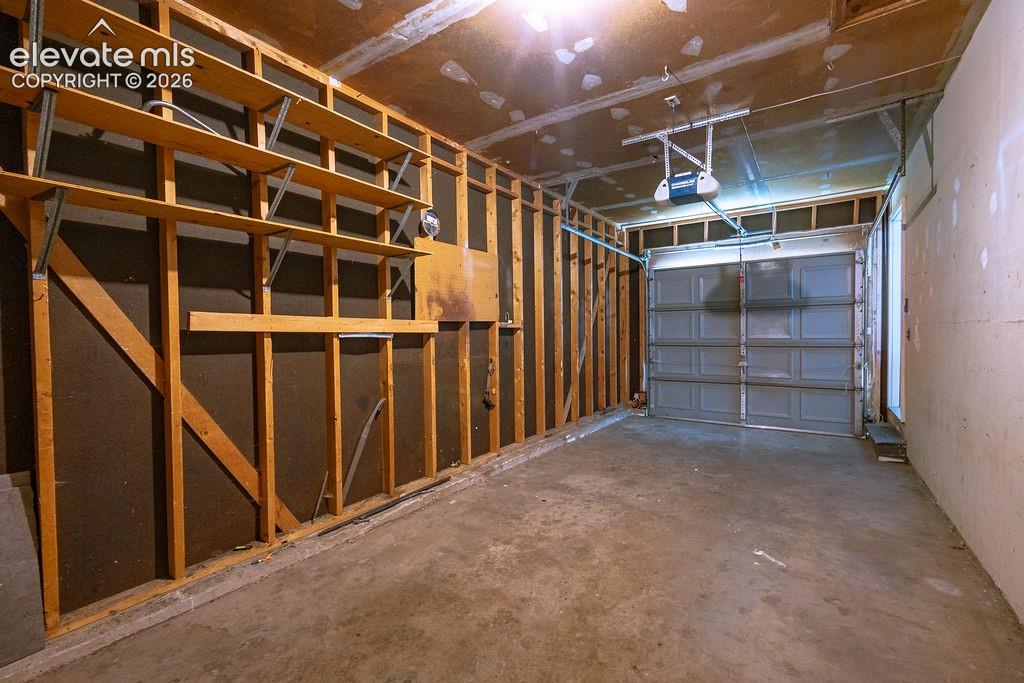 Image 13 of 17: Garage