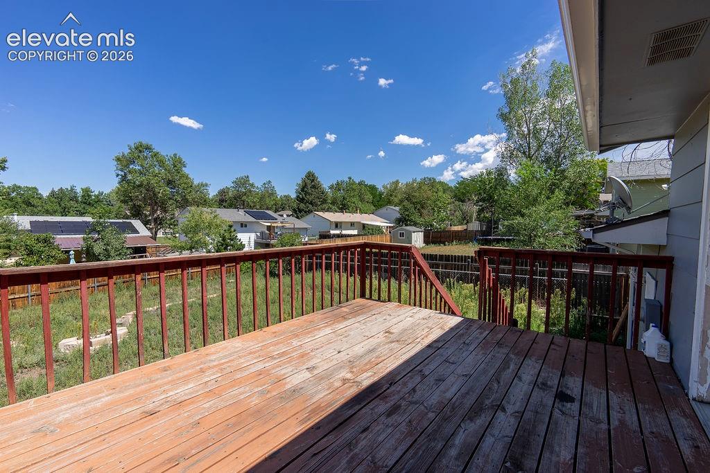 Image 16 of 17: Deck