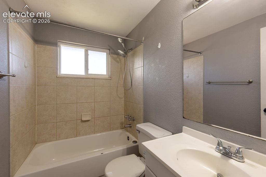 Image 8 of 17: Bathroom