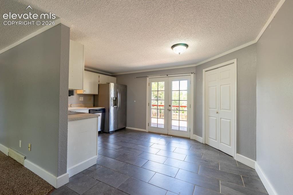 Image 9 of 17: Kitchen