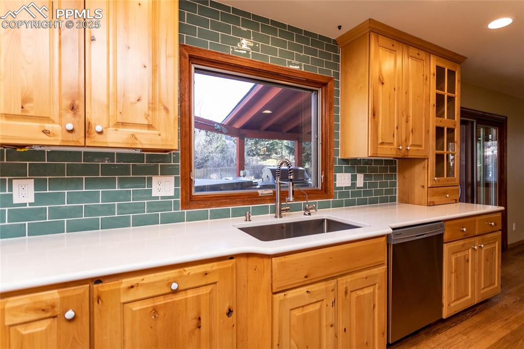 Image 15 of 50: Decorative tile backsplash