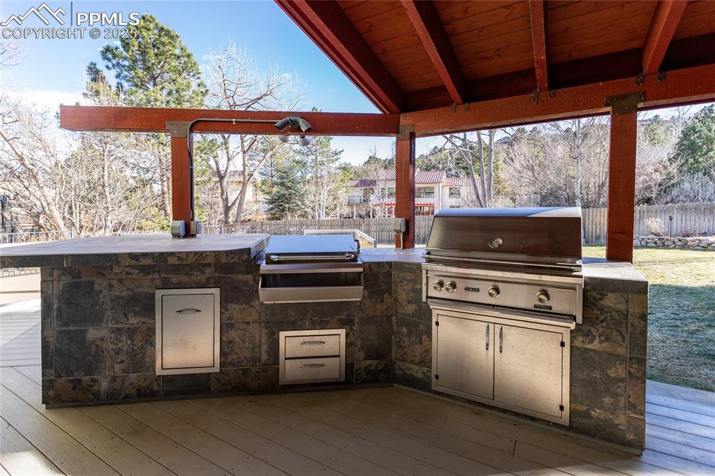 Image 18 of 50: Outdoor kitchen