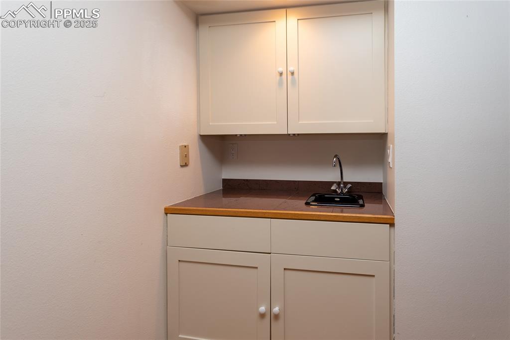 Image 42 of 50: Basement wet bar