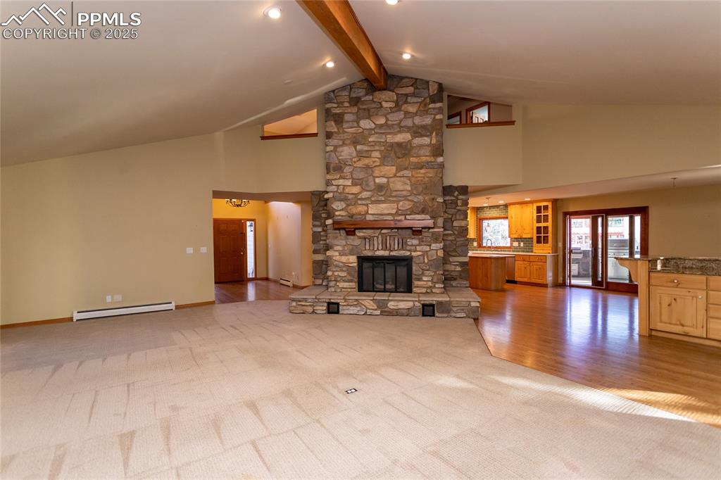 Image 9 of 50: Spacious family room