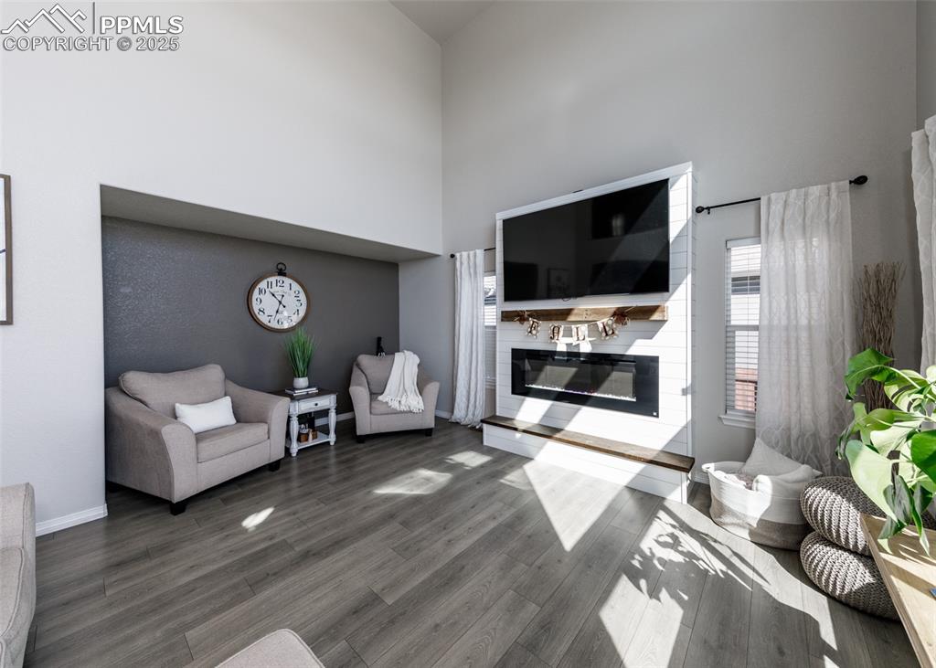 Image 18 of 48: Living Room