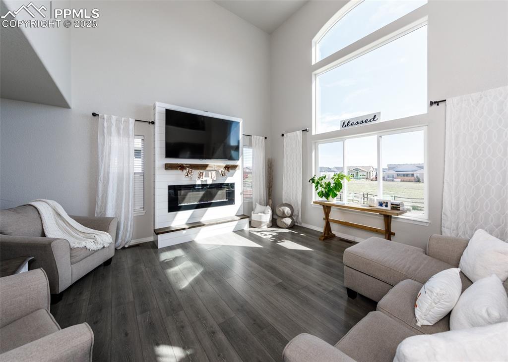 Image 19 of 48: Living Room