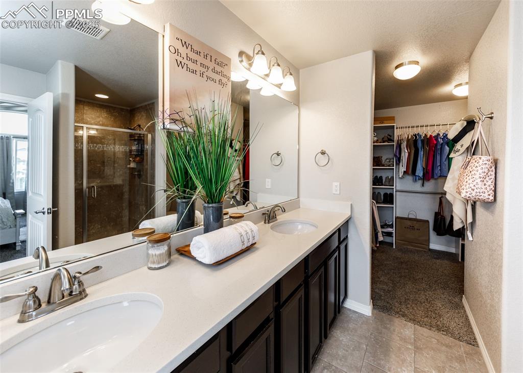 Image 31 of 48: Bathroom