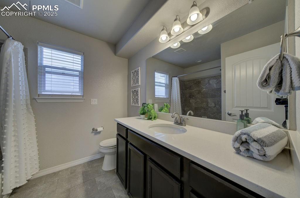 Image 35 of 48: Bathroom