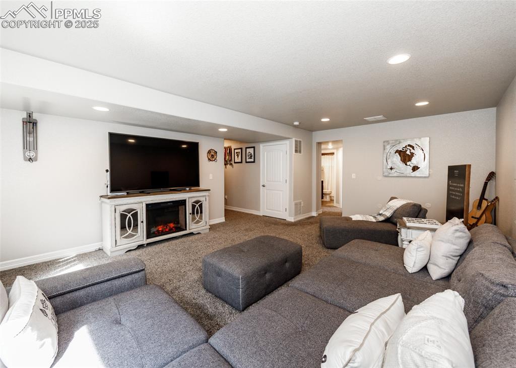 Image 38 of 48: Living Room