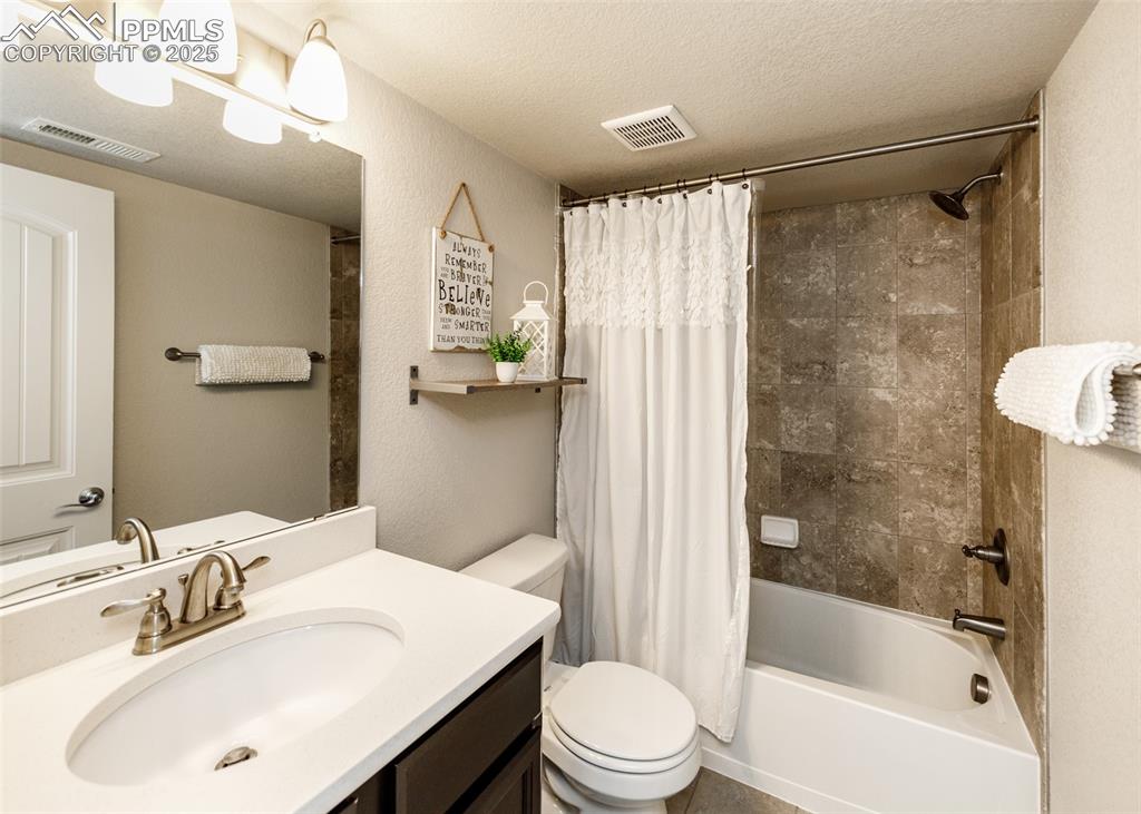 Image 39 of 48: Bathroom