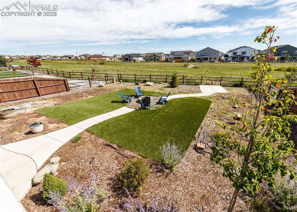 Image 45 of 48: Yard