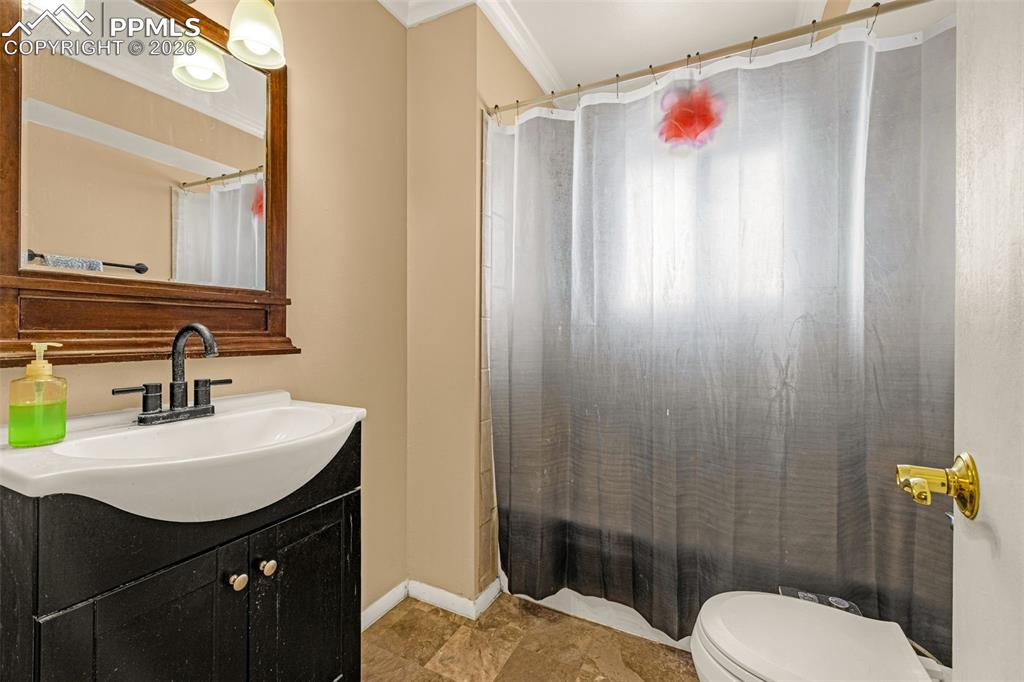 Image 13 of 30: Bathroom