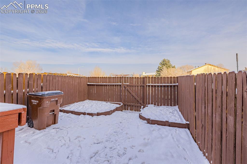 Image 15 of 30: Yard