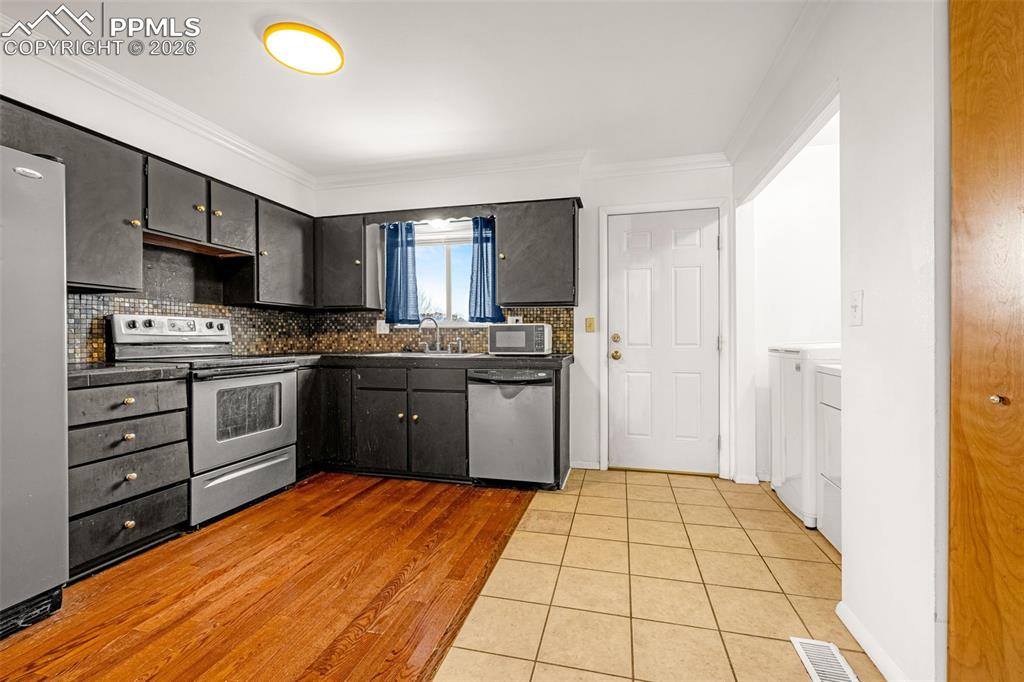 Image 7 of 30: Kitchen