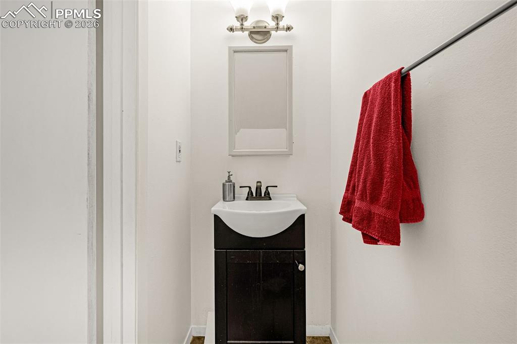 Image 8 of 30: Bathroom