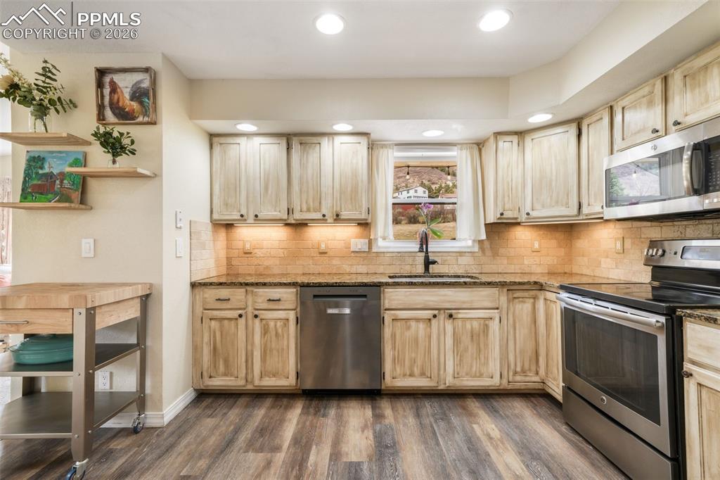 Image 10 of 50: Kitchen