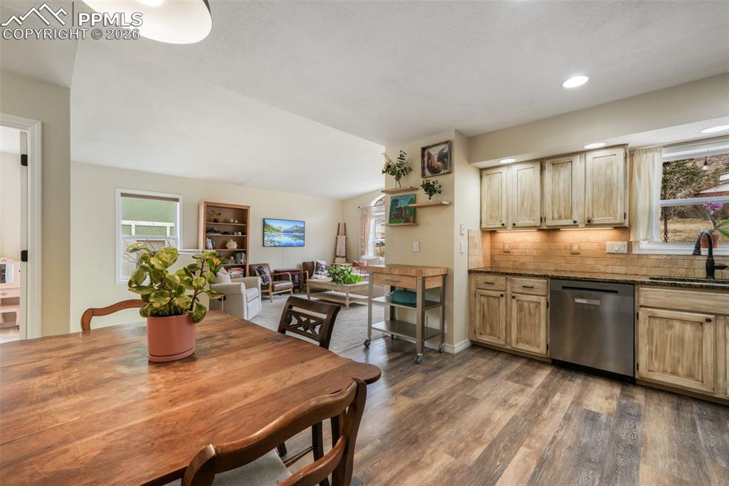 Image 11 of 50: Dining Area