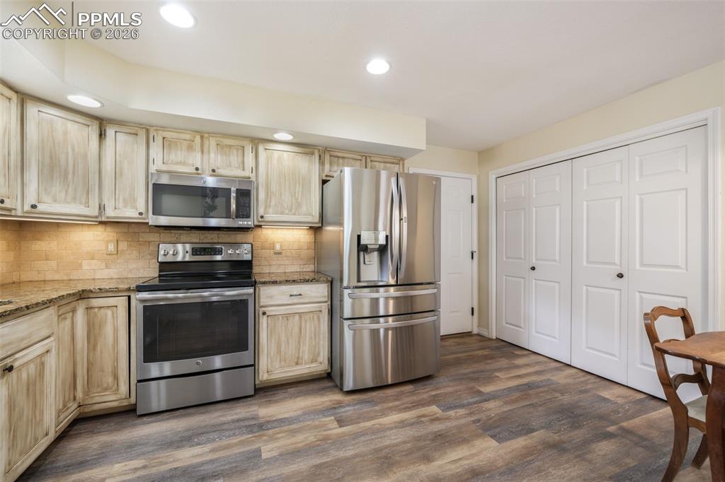 Image 12 of 50: Kitchen