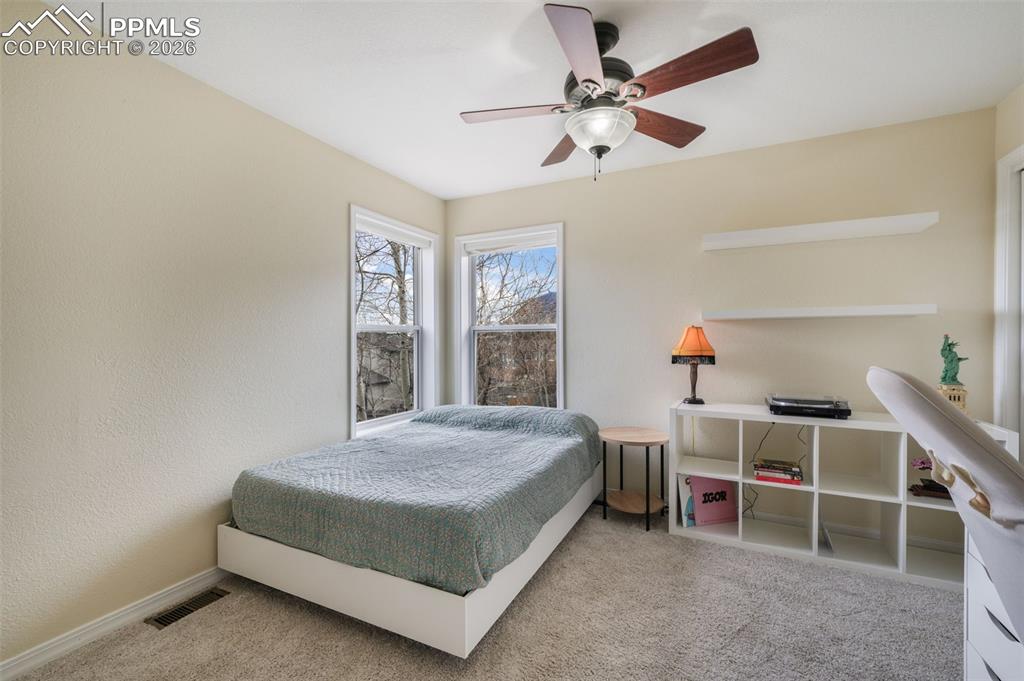 Image 17 of 50: Bedroom