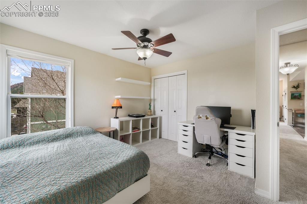 Image 18 of 50: Bedroom