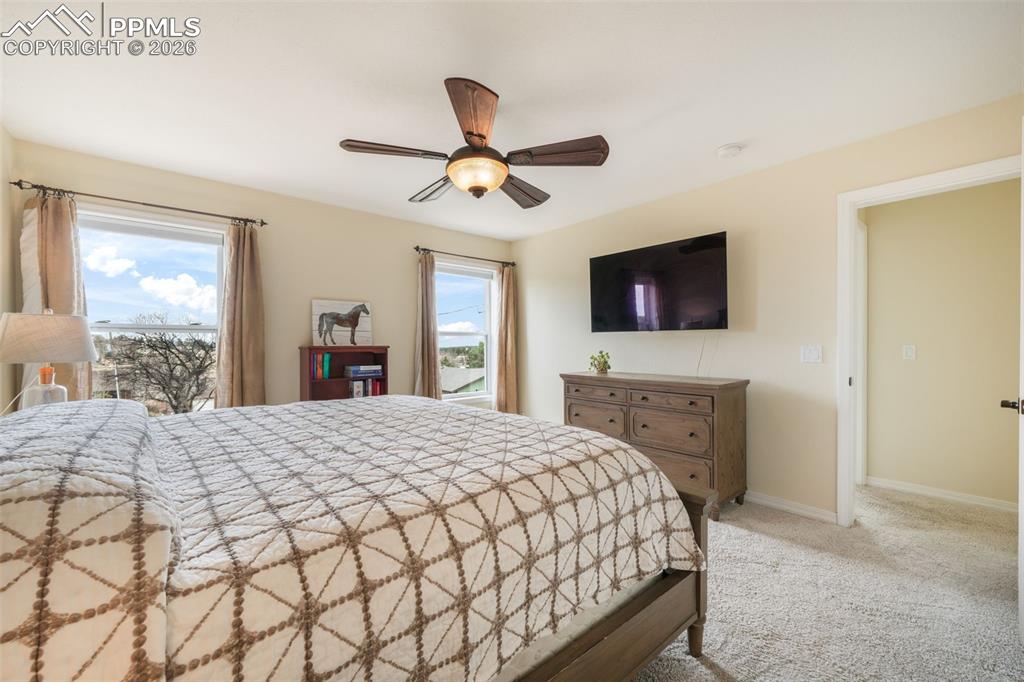 Image 23 of 50: Bedroom