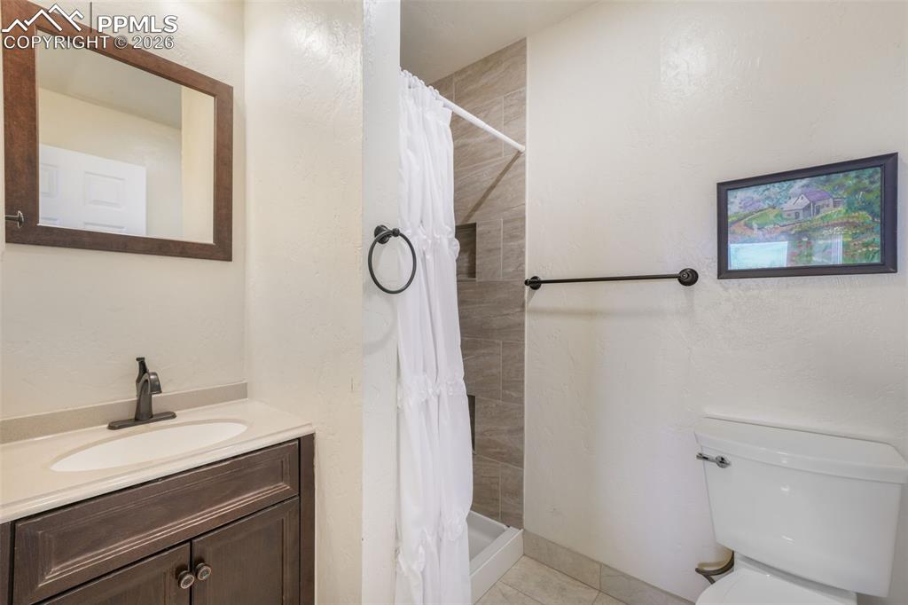 Image 25 of 50: Bathroom