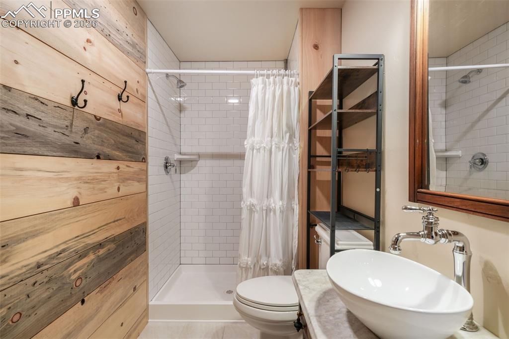 Image 29 of 50: Bathroom