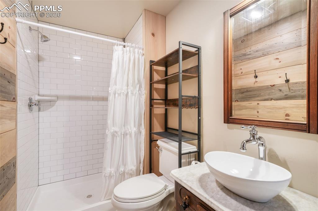 Image 30 of 50: Bathroom