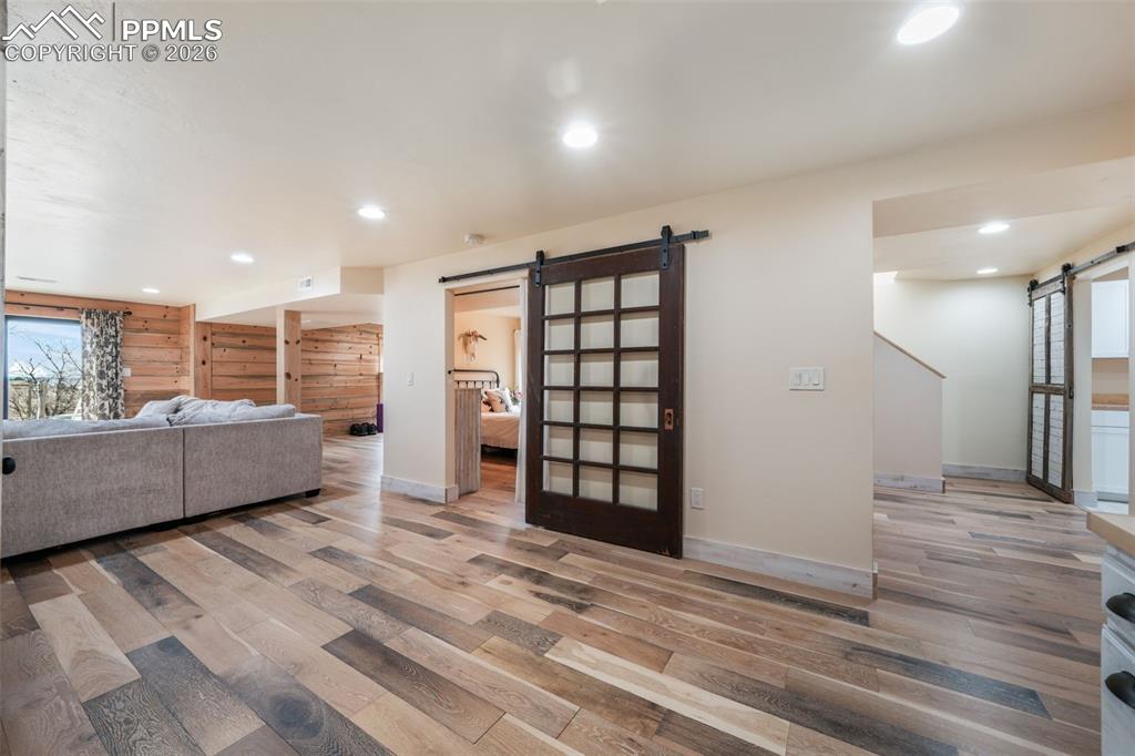 Image 33 of 50: Living Room