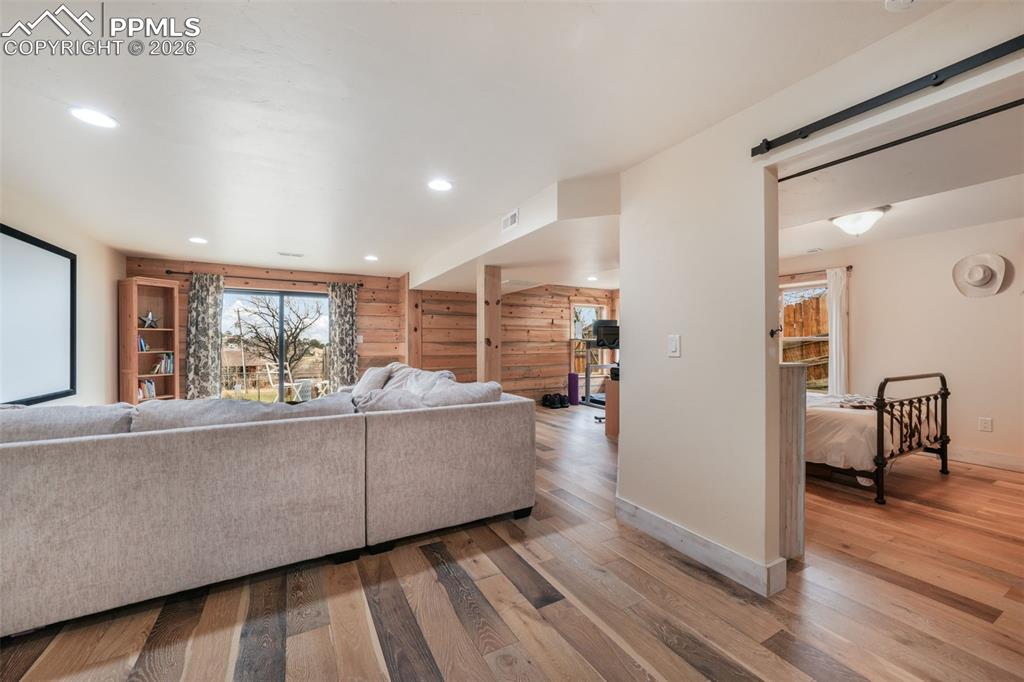 Image 34 of 50: Living Room