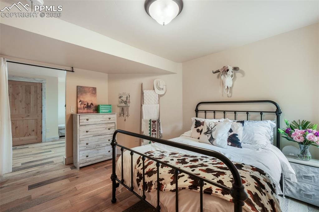 Image 36 of 50: Bedroom