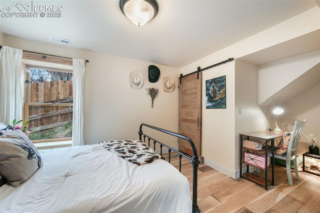 Image 37 of 50: Bedroom