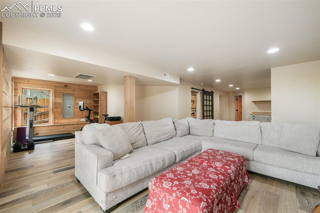 Image 41 of 50: Living Room