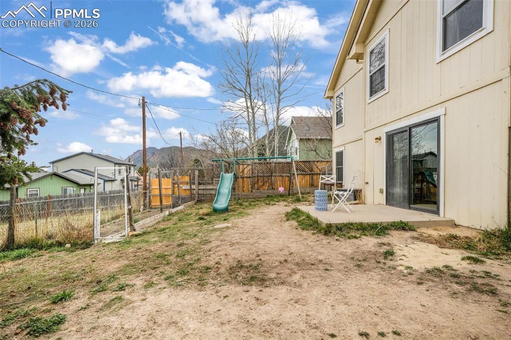 Image 44 of 50: Yard