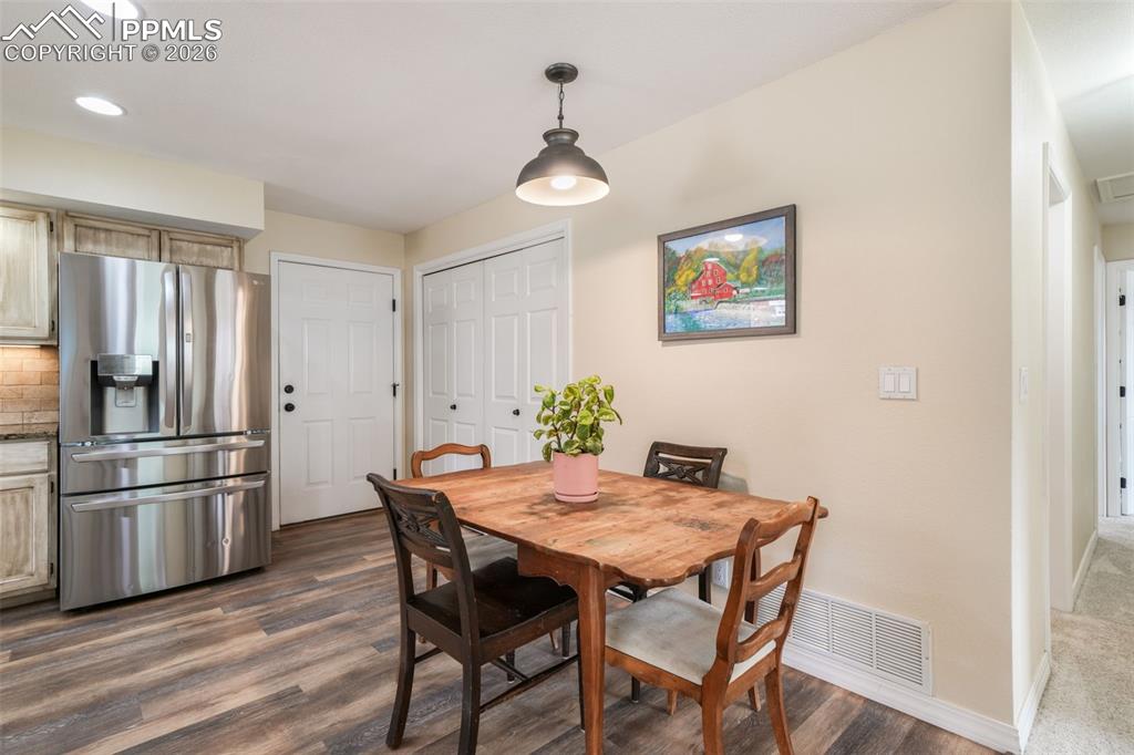 Image 6 of 50: Dining Area