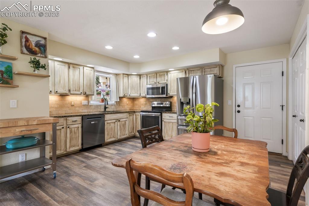 Image 7 of 50: Kitchen