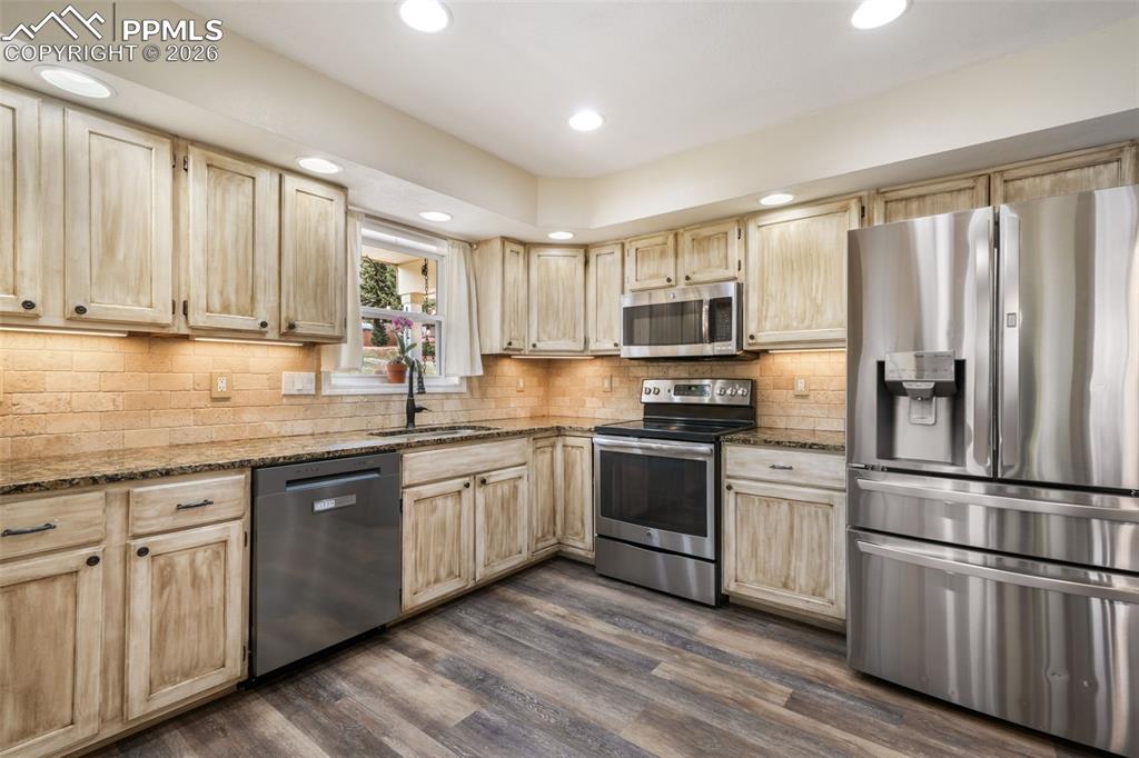 Image 8 of 50: Kitchen