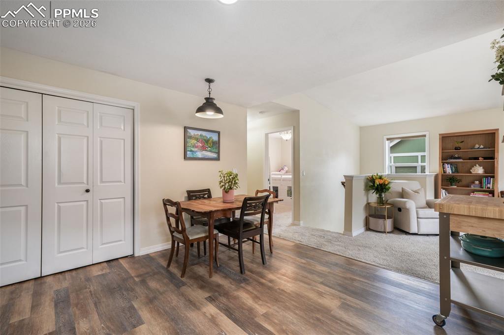 Image 9 of 50: Dining Area