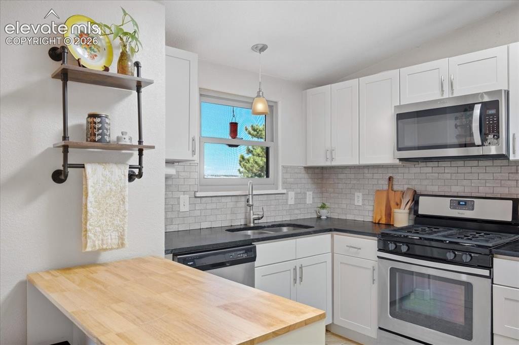 Image 14 of 45: Kitchen