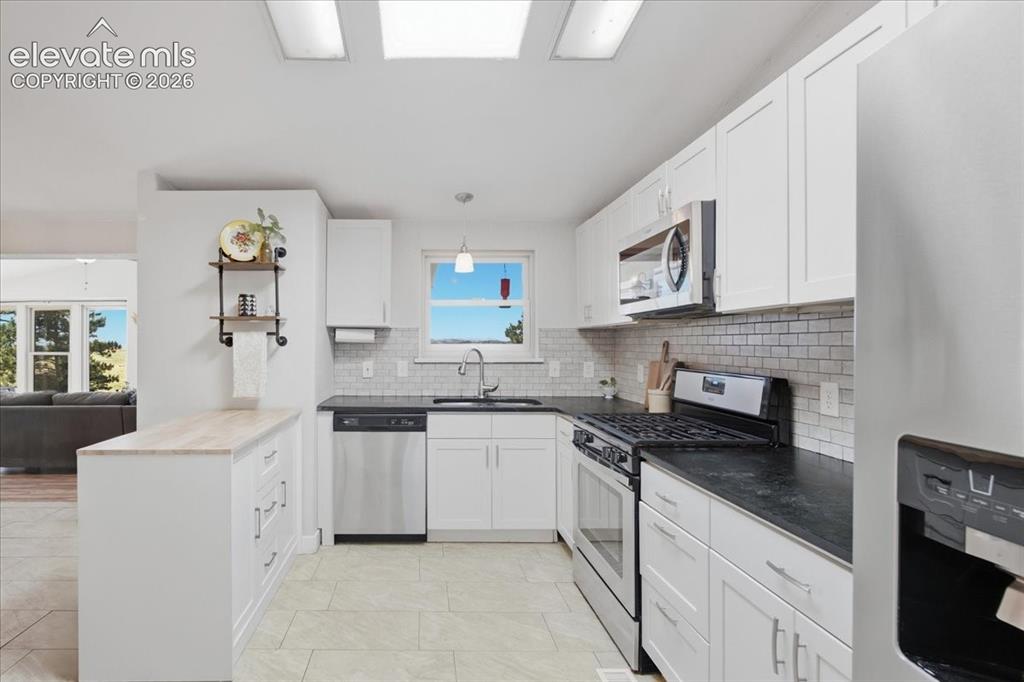 Image 15 of 45: Kitchen