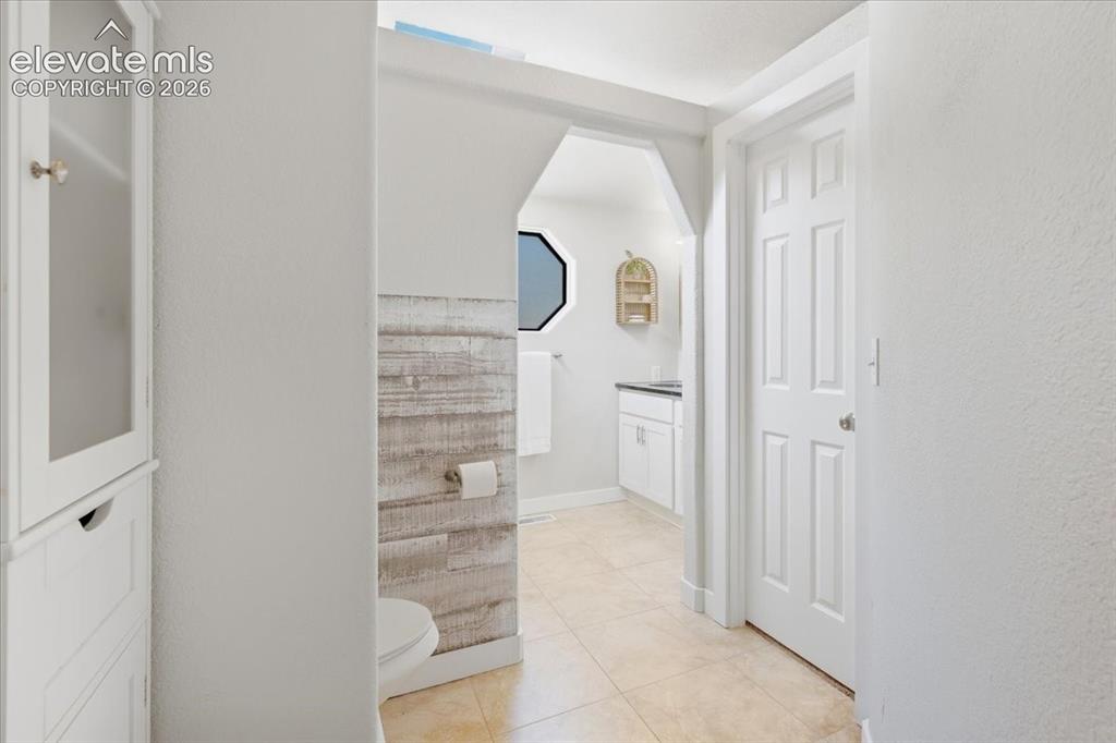 Image 19 of 45: Bathroom