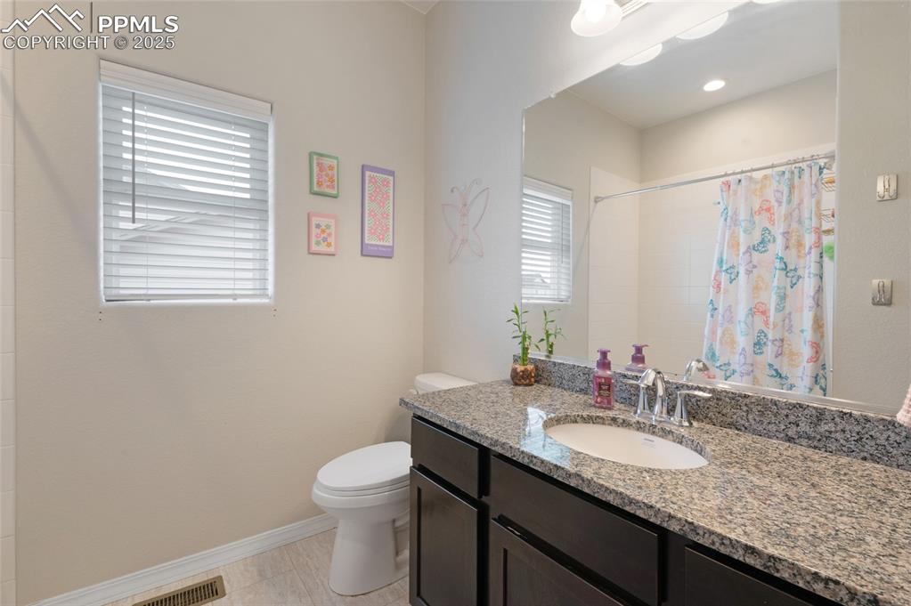 Image 19 of 35: Bathroom