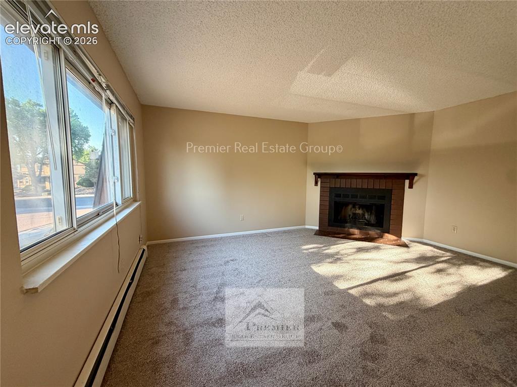 Image 2 of 6: Living Room