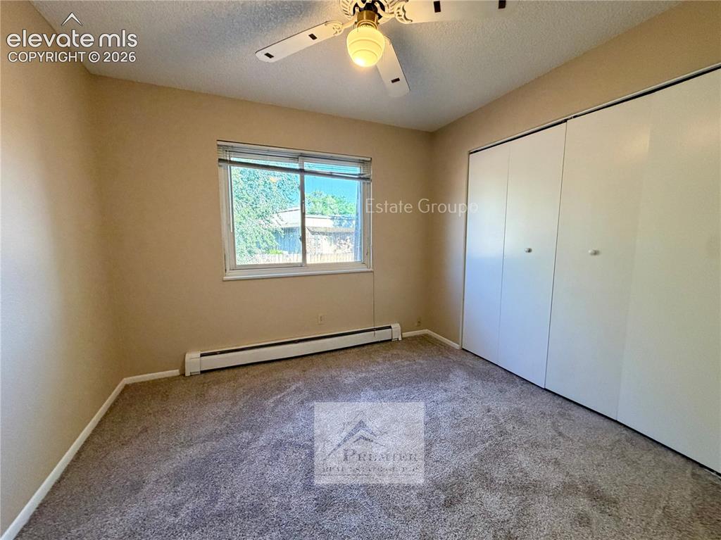Image 4 of 6: Bedroom