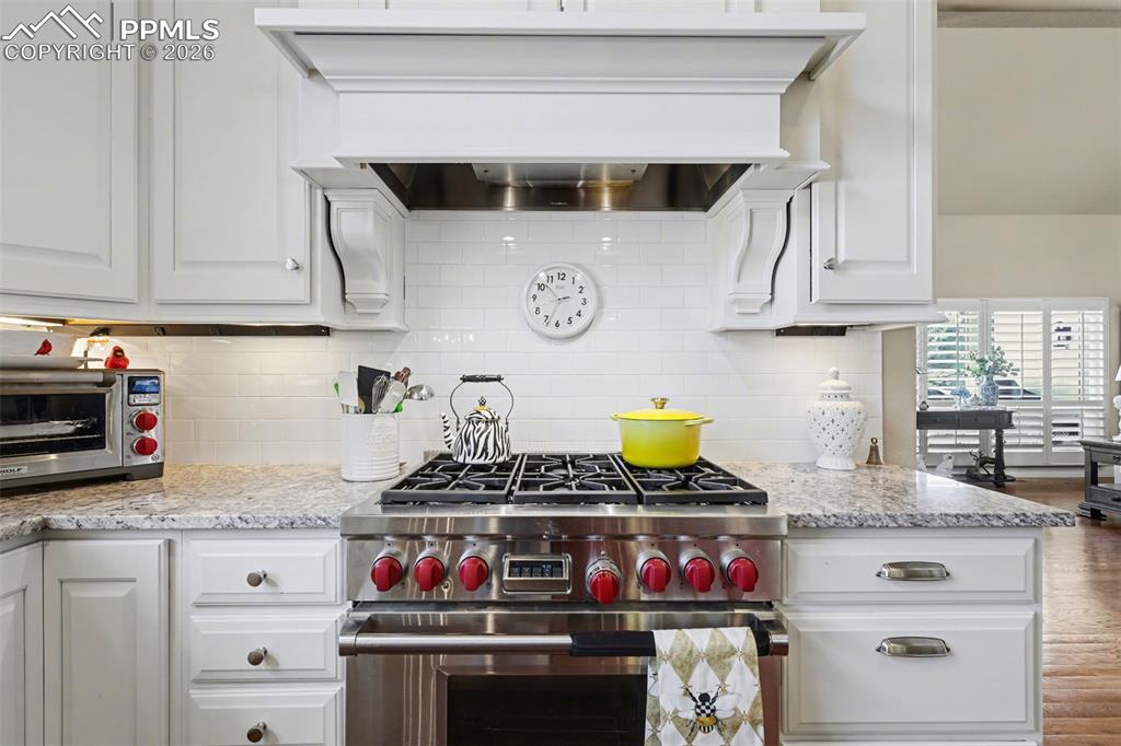 Image 20 of 50: YES, there is a wine chiller for all your favorite beverages.