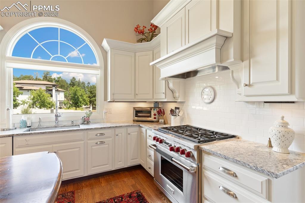 Image 21 of 50: Kitchen