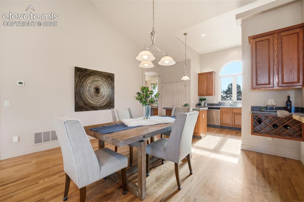 Image 13 of 46: Dining Area