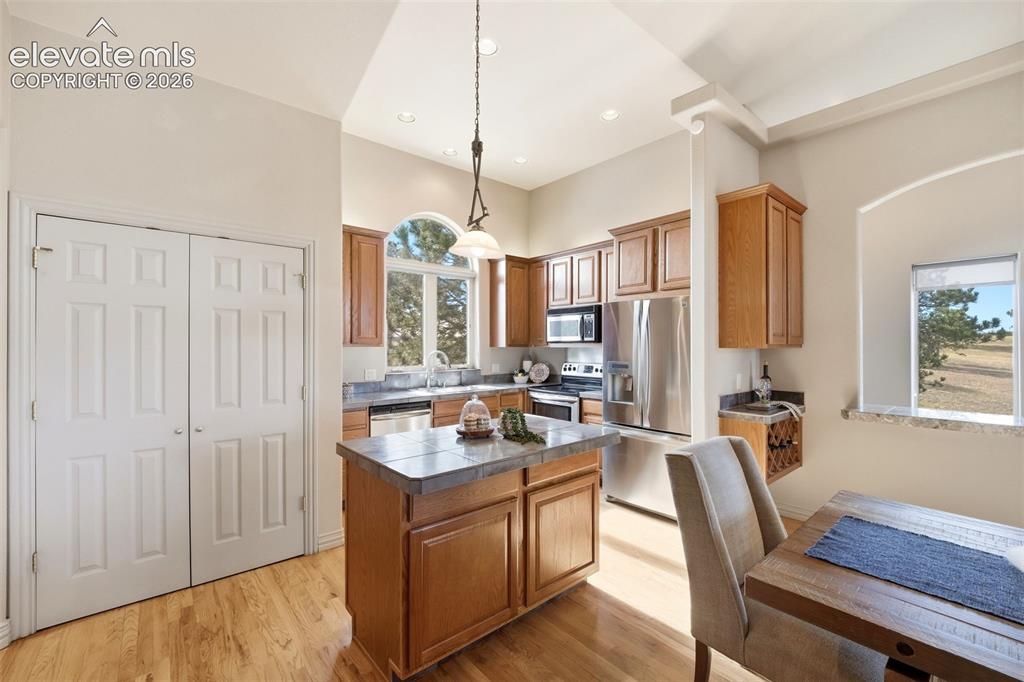 Image 14 of 46: Kitchen